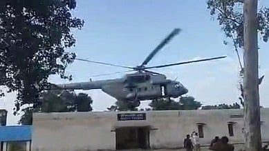 हेलीकाप्टर उड़ रहा है 