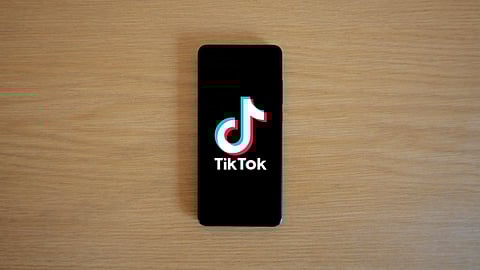 टिकटॉक का लोगो है फ़ोन में 