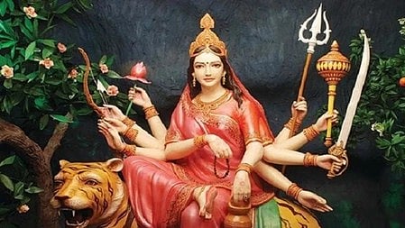 मां चंद्रघंटा की मूर्ति 