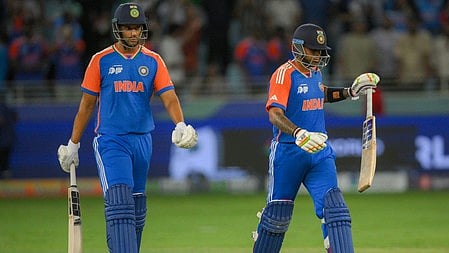 इस तस्वीर में क्रिकेट का मैदान है, जिसमें दो क्रिकेटर क्रिकेट खेलते हुए नजर आ रहे हैं।