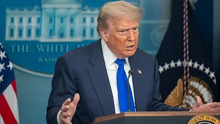 डोनाल्ड ट्रम्प भाषण देते हुए 