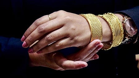 हाथो में कंगन पहना है 