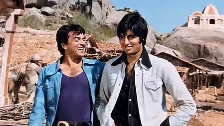 अमिताभ बच्चन और धरमेन्द्र दोनों मुस्कुरा रहे है 