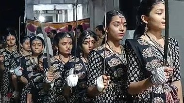  गुजरात में नवरात्रि के दौरान गरबा खेलने  जाते हुए लड़किया जिनके हाथो में तलवार है 