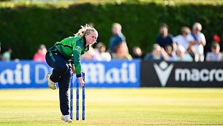 क्रिकेट के एक खिलाड़ी मैदान में बॉलिंग करते हुए 