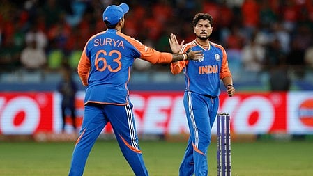 कुलदीप-बुमराह एक दूसरे को ताली देते हुए 