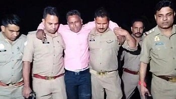 बहुत सरे पुलिस एक आदमी को पकड़ कर ले जा रहे है 
