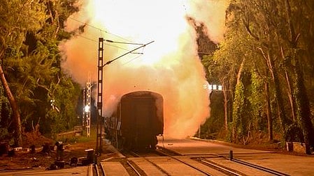 रेल के ऊपर ट्रैन चल रही है 