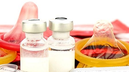 दो दवा की डिब्बियाँ साथ में रखी है 