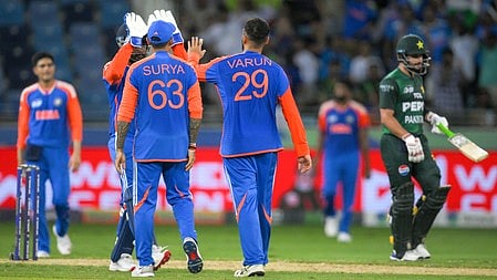 टीम इंडिया के प्लेयर  एक साथ खड़े है 