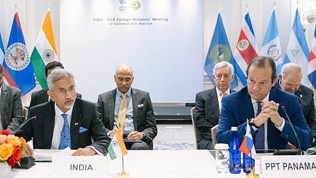 विदेश मंत्री एस. जयशंकर बैठे है माइक के सामने 