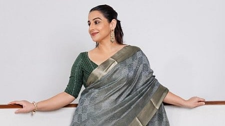 विद्या बालन ब्लैक साड़ी में कड़ी है 