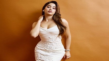 जान्हवी कपूर वाइट ड्रेस में पोज़ देते हुए कड़ी है 