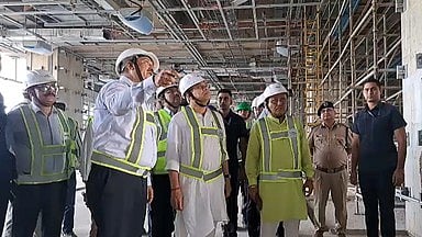 बुलेट ट्रेन स्टेशन का दौरा करते हुए  रेल मंत्री अश्विनी वैष्णव 