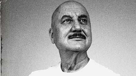  अनुपम खेर की ब्लैक एंड वाइट तस्वीर 