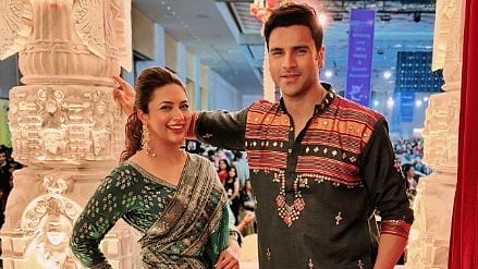  दिव्यांका त्रिपाठी अपने पति के साथ मुस्कुराते हुए खड़े थे।
 