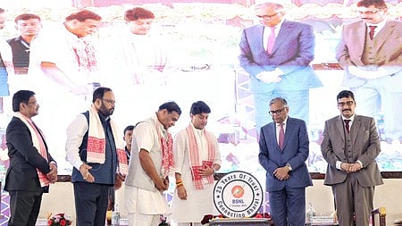 भारत संचार निगम लिमिटेड के लोग एक दूसरे के सामने खड़े है 