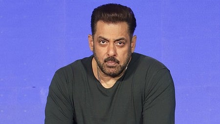 एक्टर सलमान खान ब्लैक टीशर्ट पहने बैठे है 