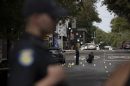 सड़क पर पुलिस खड़ी हुई 