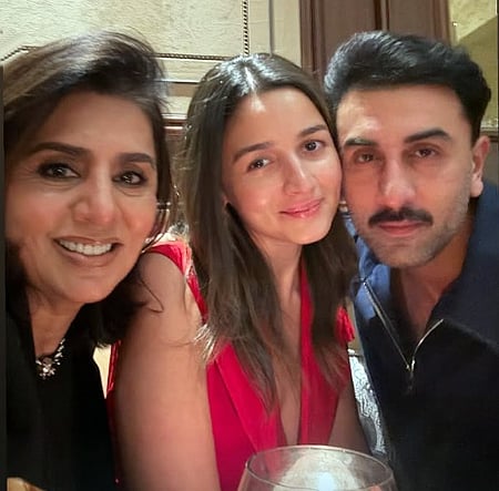 बॉलीवुड अभिनेता रणबीर कपूर  आलिआ भट्ट और नीतू कपूर के साथ जन्मदिन मनाते हुए 