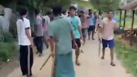 यह ब्लर्र तस्वीर है जिसमें लोगो की भीड़ लगी है 