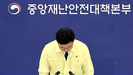  युन हो-जंग सर झुकाते हुए खड़े है 