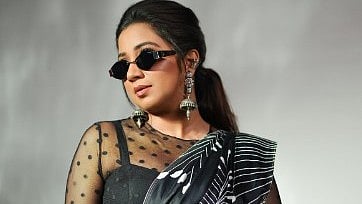 ब्लैक आउटफिट में श्रेया घोषाल 