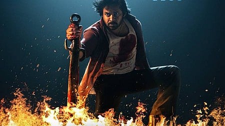 पवन कल्याण  एक्शन मोड में दिख रहे है हाथो में तलवार लिए  