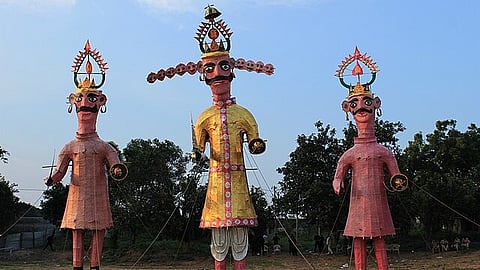 दशहरा में जलाने के लिए रावण, मेघनात, कुम्भकरण के खड़े पुतले 