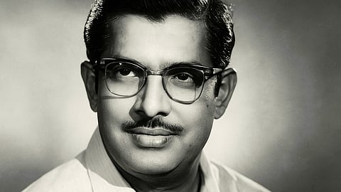 ऋषिकेश मुखर्जी की ब्लैक एंड वाइट फोटो 