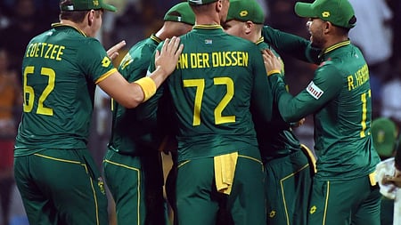 इस तस्वीर में दक्षिण अफ्रीका-वेस्टइंडीज टी20 सीरीज़ के दौरान सभी क्रिकेटर आपस में उत्सव मना रहे हैं।