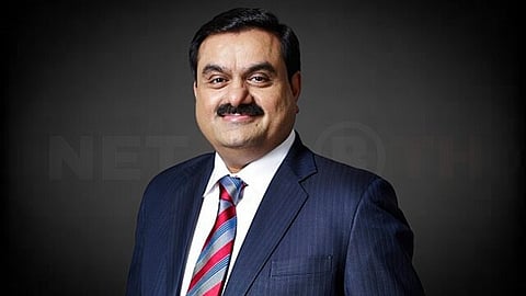 गौतम अडानी (Gautam Adani) नीले सूट में 