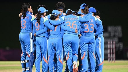महिला वनडे वर्ल्ड कप 2025 की टीम एक साथ सर्किल बना कर खड़ी है 
