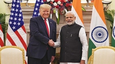 राष्ट्रपति डोनाल्ड ट्रंप और प्रधानमंत्री नरेंद्र मोदी हाथ मिलाते हुए 