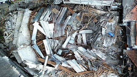 टूटी  बिखरी हुयी ईमारत 