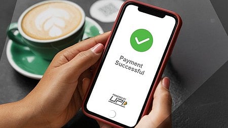 एक फ़ोन है जिस पर UPI पेमेंट का टिक दिखा रहा है 