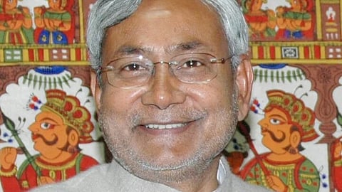 तस्वीर में बिहार के मुख्यमंत्री नीतीश कुमार हंसते हुए नजर आ रहे हैं। ‌