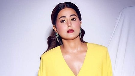 पीले रंग के कपड़े पहने अभिनेत्री हिना खान कड़ी है 