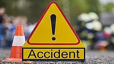 रोड पर पीला रंग का डिवाइडर लगा है।  