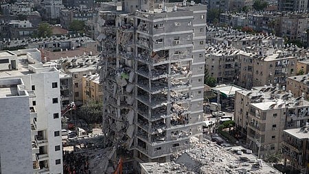 लम्बी सी टूटी हुयी बिल्डिंग की फोटो 