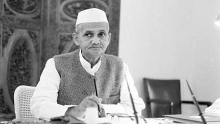 कुर्सी पर बैठे लाल बहादुर शास्त्री जी 
