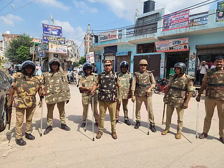 गाजियाबाद और नोएडा पुलिस हाथ में डंडा पकडे हुए 