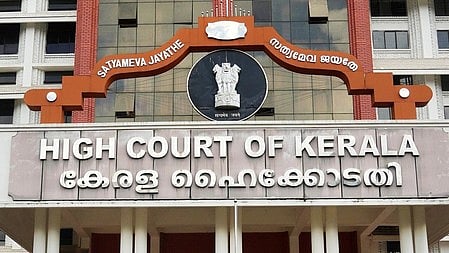 केरल उच्च न्यायालय ने सोमवार को सबरीमाला गोल्ड-प्लेटिंग विवाद की जांच के लिए विशेष जांच दल (एसआईटी) के गठन का आदेश दिया। 