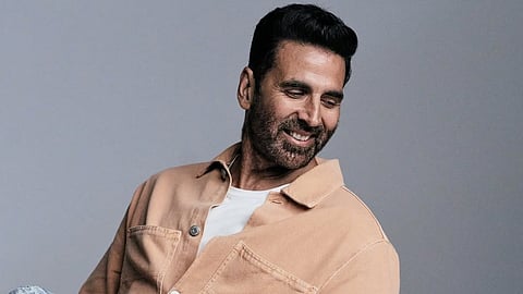 अक्षय कुमार प्रोफेशनल फोटोशूट के दौरान कुर्सी पर पोज़ दे रहे हैं