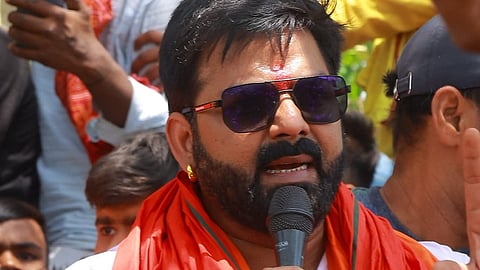 पवन सिंह एक रैली के दौरान जनता को संबोधित करते हुए