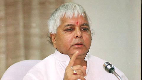 लालू यादव मीडिया को संबोधित करते हुए