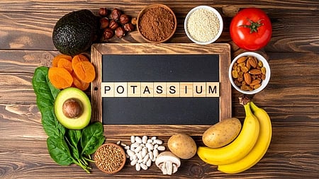 "Potassium rich foods जैसे केला, पालक, एवोकाडो और टमाटर – हेल्दी डाइट के लिए जरूरी"