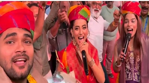 अक्षरा सिंह का कोटा लाइव परफॉर्मेंस, रेड साड़ी और सतरंगी पगड़ी में|