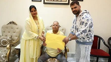 लालू यादव से राजद का चुनावी सिंबल पाकर छपरा से नामांकन करते खेसारी लाल यादव।