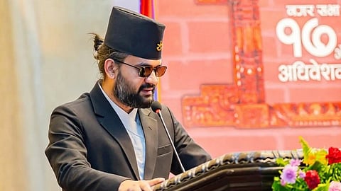 बालेन्द्र शाह स्टेज से लोगों को सम्भोदित करते हुए 